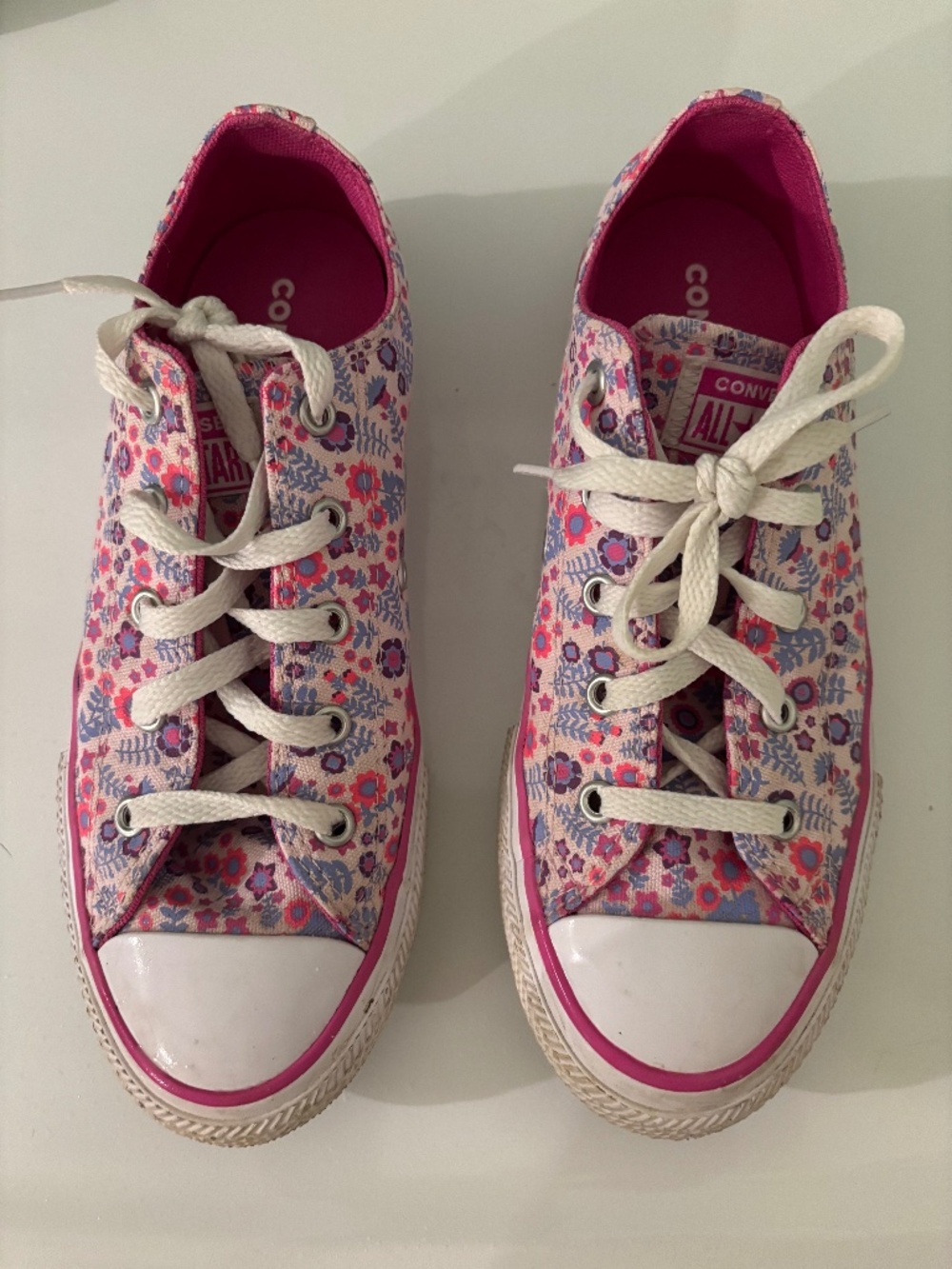 Converse -Girls size 4